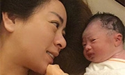 38岁李婷宜未婚产下男婴 妈妈看宝宝满眼是爱