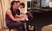 邓文迪女儿和李云迪弹钢琴 这是要拜师的节奏？