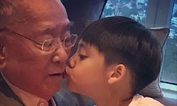 李嘉欣5岁儿子亲吻97岁爷爷 画面里满满都是爱