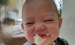 张梓琳的女儿长牙了 小宝贝吃到面食就咧嘴笑