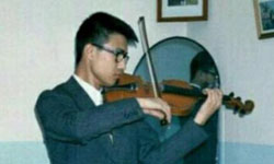 这个拉小提琴的斯文少年是谁？仿佛看到了一个假汪峰