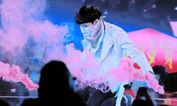 EXO成员张艺兴在舞台上放烟雾，原来是场舞蹈秀