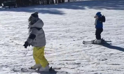 邓超晒一双儿女首次滑雪视频 画风是这样的…