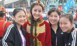 迪丽热巴10年前广州演出照 扎马尾辫穿民族服饰