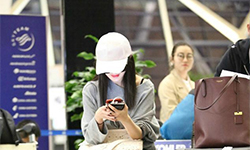 杨幂机场坐行李箱依旧顽皮少女，开心玩手机变身低头族！