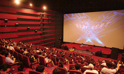 在韩国影院，孩子们看《哈尔的移动城堡》？