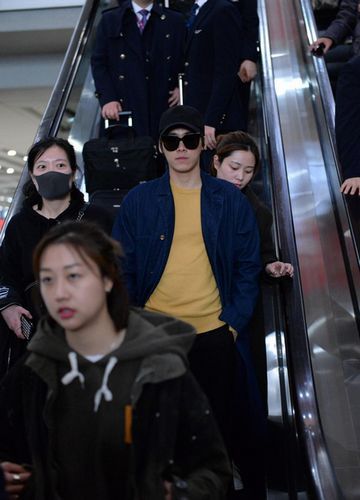 2月12日，李易峰身着黄T、长风衣现身机场，黑超遮面酷拽十足，获众多粉丝接机人气爆棚。